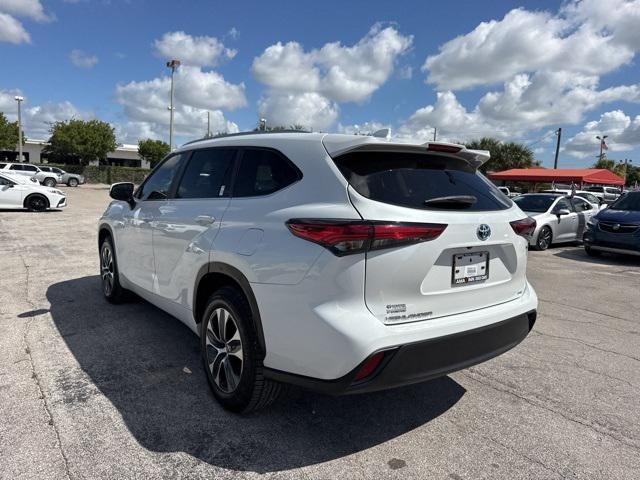 Photo of 2023 Pearl Toyota Highlander Hybrid