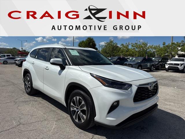 Photo of 2023 Pearl Toyota Highlander Hybrid
