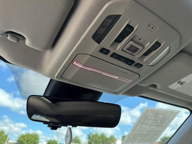 Photo of 2023 Pearl Toyota Highlander Hybrid