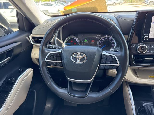 Photo of 2023 Pearl Toyota Highlander Hybrid