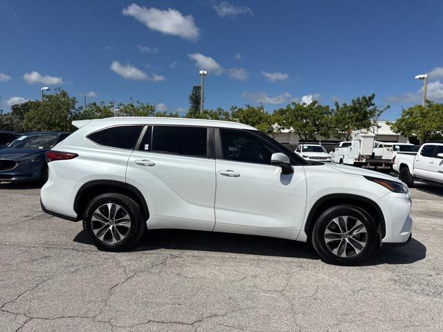Photo of 2023 Pearl Toyota Highlander Hybrid