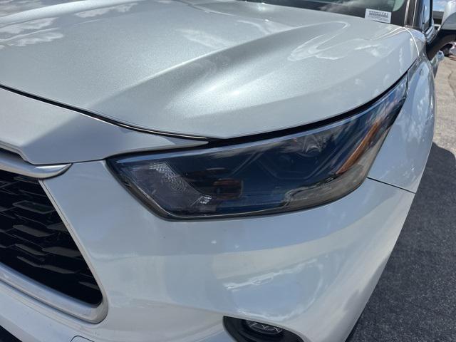 Photo of 2023 Pearl Toyota Highlander Hybrid
