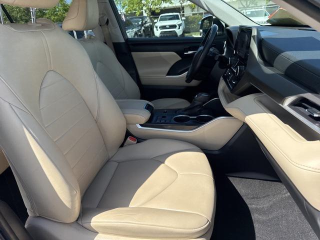 Photo of 2023 Pearl Toyota Highlander Hybrid