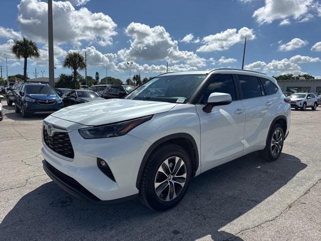 Photo of 2023 Pearl Toyota Highlander Hybrid