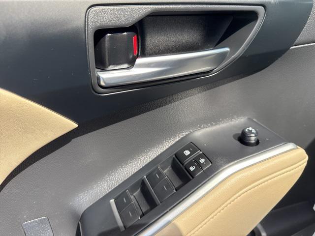Photo of 2023 Pearl Toyota Highlander Hybrid