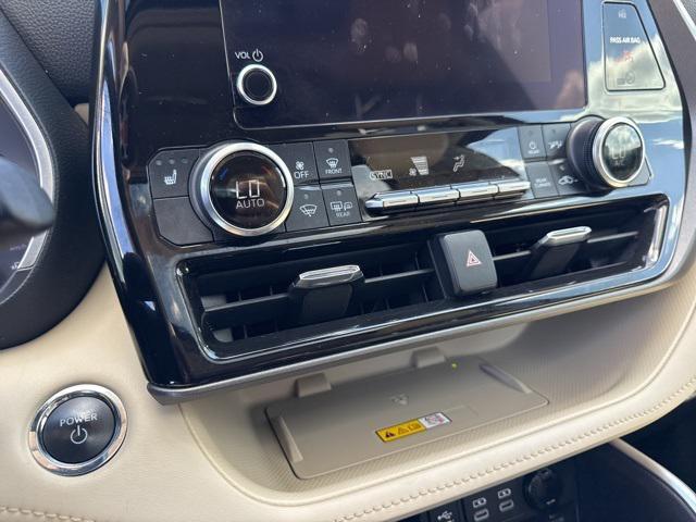 Photo of 2023 Pearl Toyota Highlander Hybrid