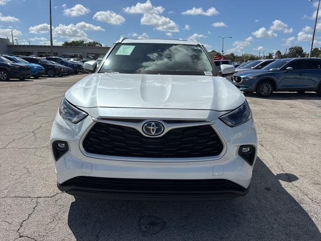 Photo of 2023 Pearl Toyota Highlander Hybrid