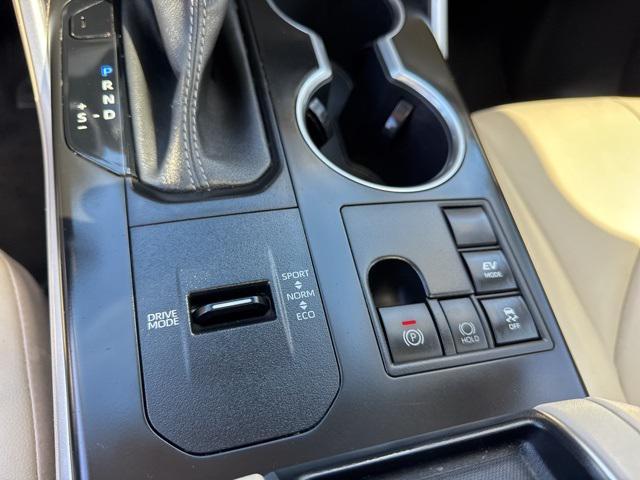 Photo of 2023 Pearl Toyota Highlander Hybrid