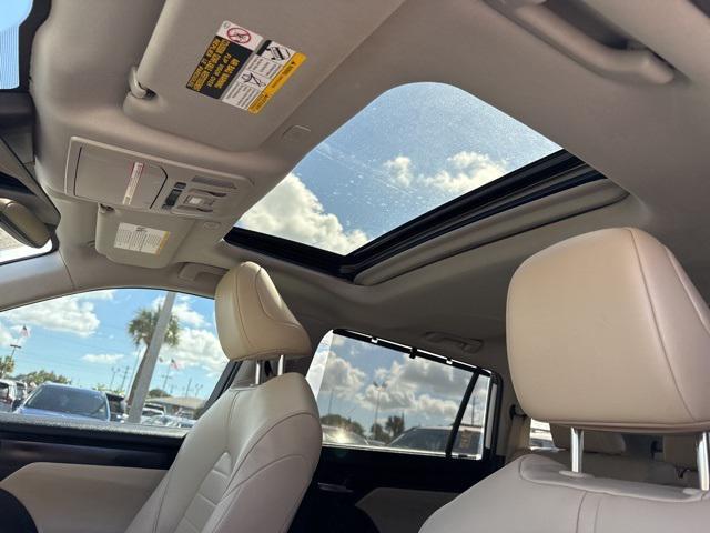 Photo of 2023 Pearl Toyota Highlander Hybrid