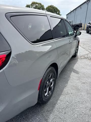 Photo of 2023 Ceramic Gray Clearcoat Chrysler Pacifica Hybrid