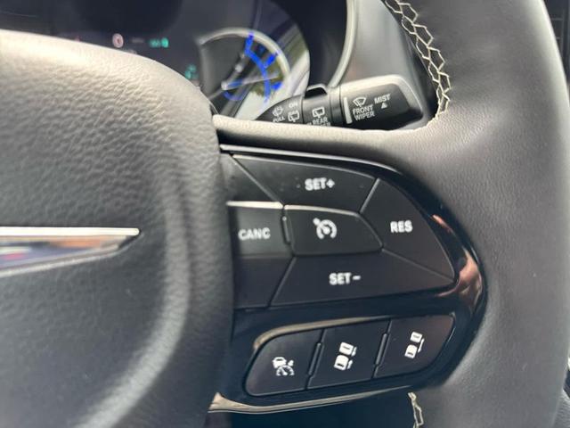 Photo of 2023 Ceramic Gray Clearcoat Chrysler Pacifica Hybrid