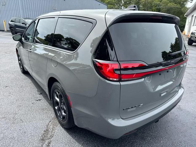 Photo of 2023 Ceramic Gray Clearcoat Chrysler Pacifica Hybrid
