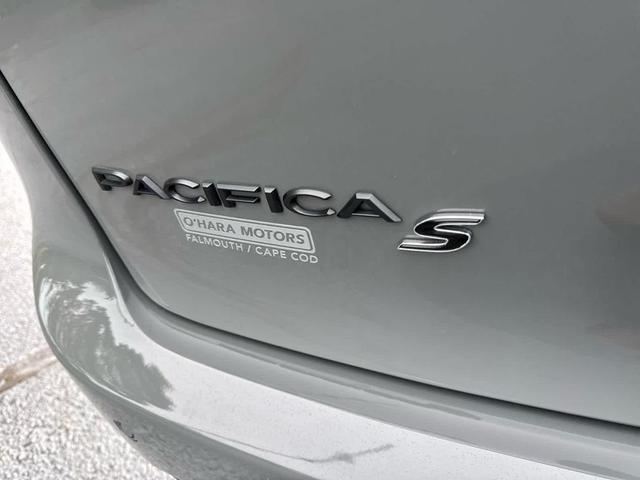 Photo of 2023 Ceramic Gray Clearcoat Chrysler Pacifica Hybrid