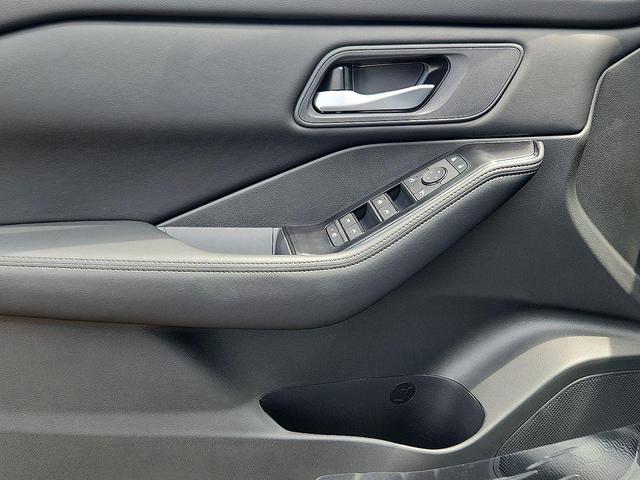 Photo of 2025 Everest White Pearl Nissan Rogue