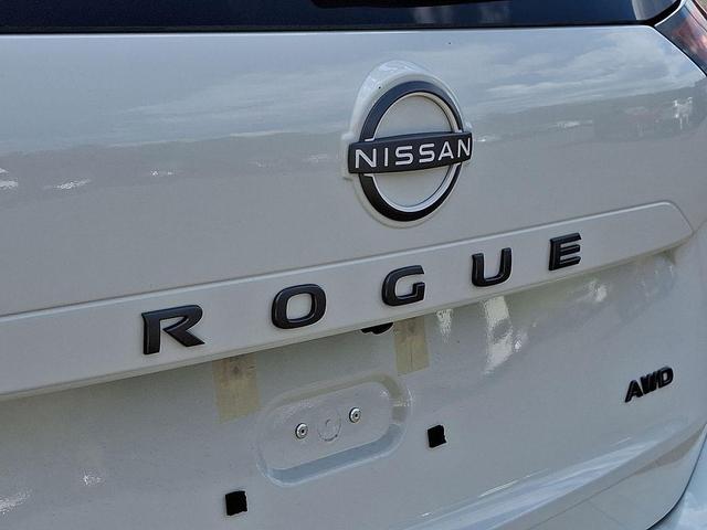 Photo of 2026 Glacier White Nissan Rogue