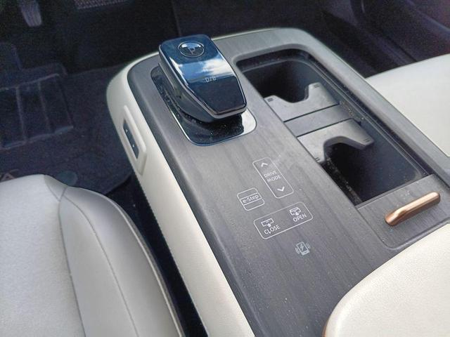 Photo of 2024 Boulder Gray Pearl/Black Diamond Pearl Nissan ARIYA