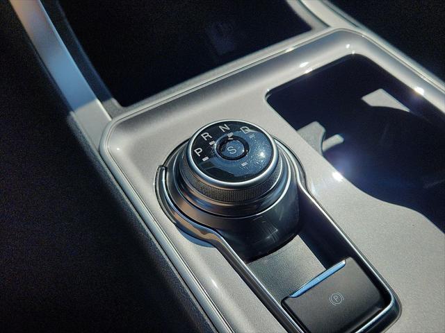 Photo of 2023 Oxford White Ford Edge