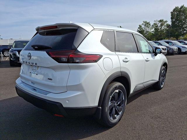 Photo of 2026 Everest White Pearl Tricoat Nissan Rogue