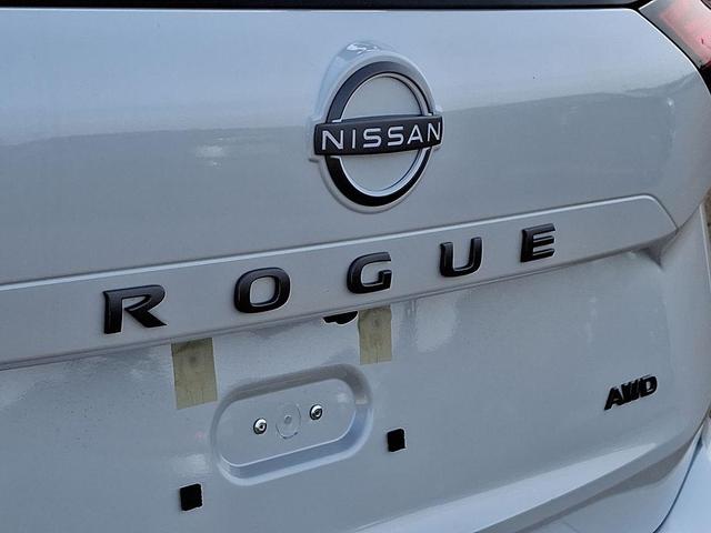 Photo of 2026 Everest White Pearl Tricoat Nissan Rogue