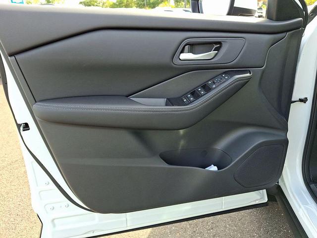 Photo of 2026 Everest White Pearl Tricoat Nissan Rogue