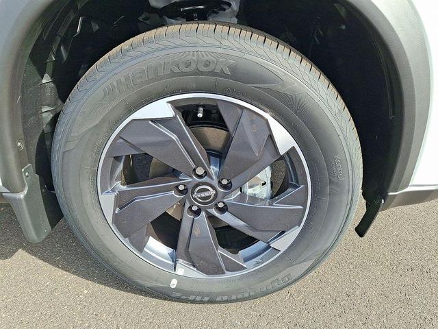 Photo of 2026 Everest White Pearl Tricoat Nissan Rogue