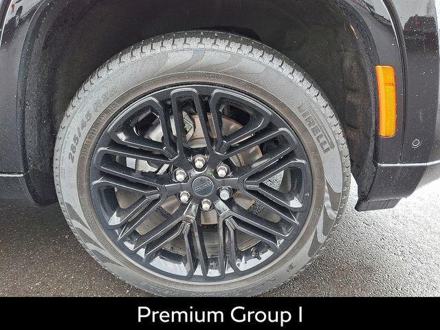 Photo of 2025 Diamond Black Crystal Pearlcoat Jeep Wagoneer