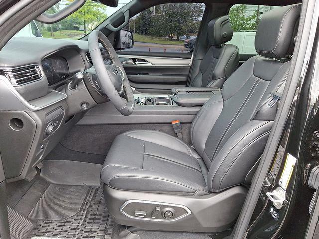 Photo of 2025 Diamond Black Crystal Pearlcoat Jeep Wagoneer