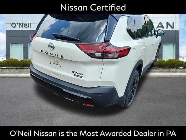 Photo of 2023 Pearl White Tricoat/Super Black Nissan Rogue