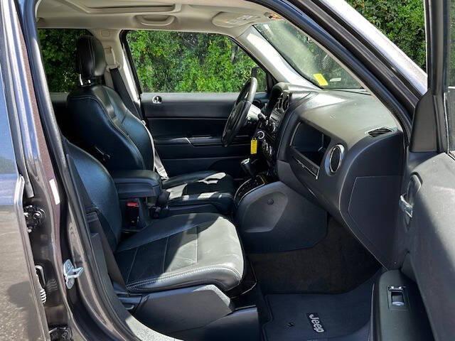 Photo of 2015 Granite Crystal Metallic Clearcoat Jeep Patriot