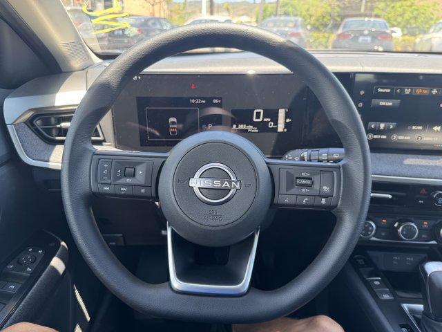 Photo of 2025 Gun Metallic Nissan Kicks