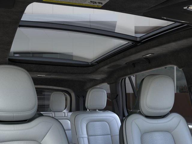 Photo of 2025 Whisper White Lincoln Aviator