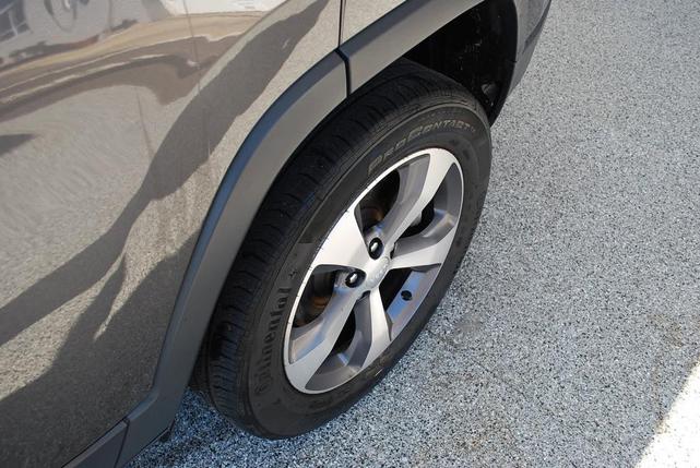 Photo of 2020 Granite Crystal Clearcoat Metallic Jeep Cherokee