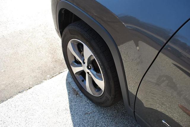 Photo of 2020 Granite Crystal Clearcoat Metallic Jeep Cherokee