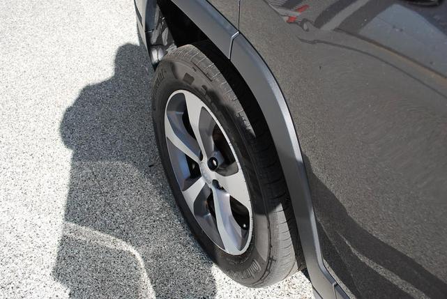 Photo of 2020 Granite Crystal Clearcoat Metallic Jeep Cherokee