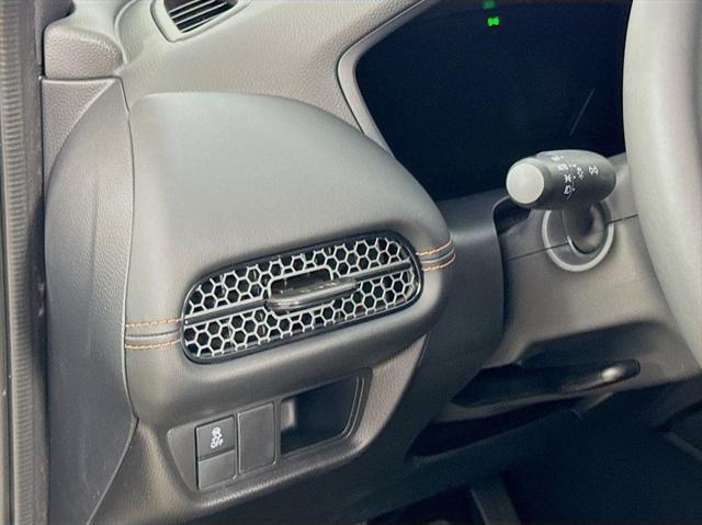 Photo of 2025 Platinum White Pearl Honda HR-V