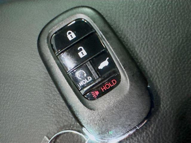 Photo of 2025 Platinum White Pearl Honda CR-V Hybrid
