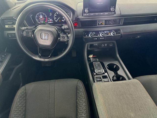 Photo of 2025 Lunar Silver Metallic Honda Pilot