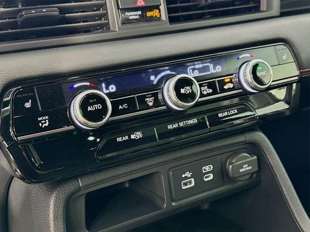 Photo of 2025 Lunar Silver Metallic Honda Pilot