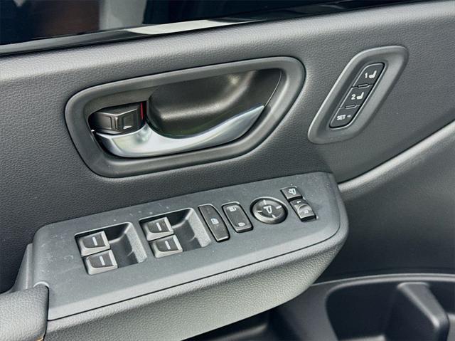 Photo of 2025 Lunar Silver Metallic Honda Pilot