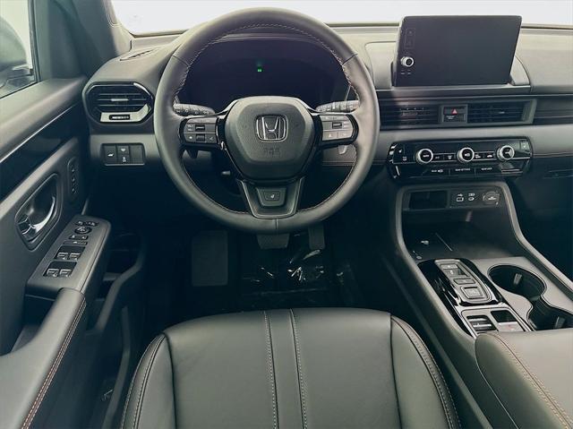 Photo of 2025 Lunar Silver Metallic Honda Pilot