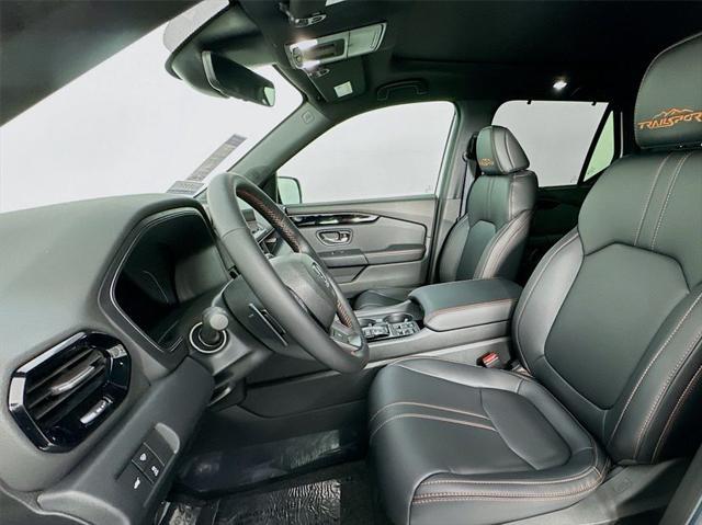 Photo of 2025 Lunar Silver Metallic Honda Pilot