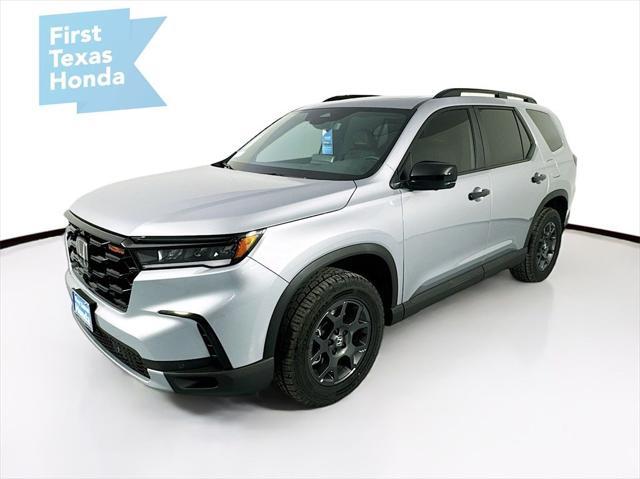Photo of 2025 Lunar Silver Metallic Honda Pilot