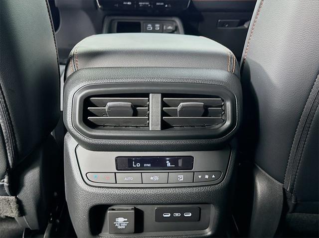 Photo of 2025 Lunar Silver Metallic Honda Pilot
