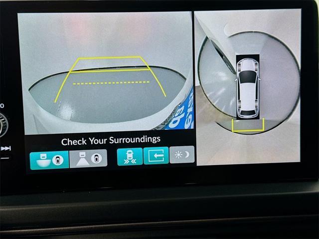 Photo of 2025 Lunar Silver Metallic Honda Pilot
