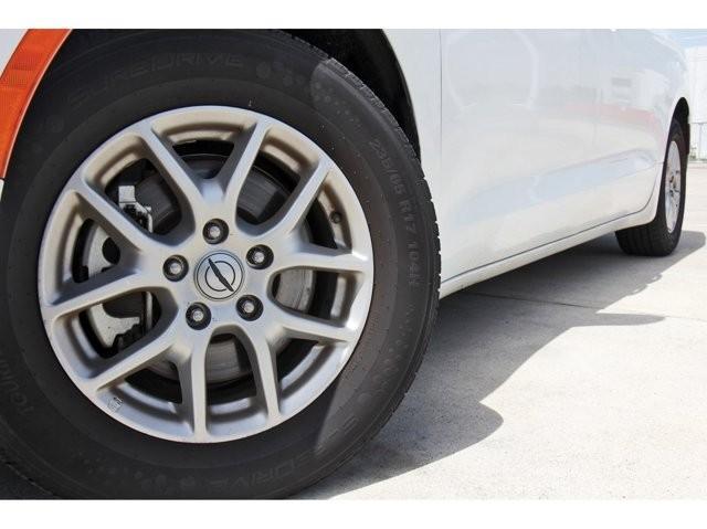 Photo of 2023 White Chrysler Pacifica