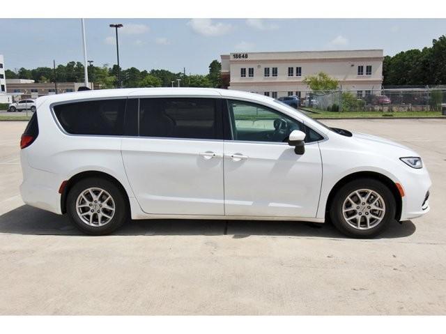 Photo of 2023 White Chrysler Pacifica