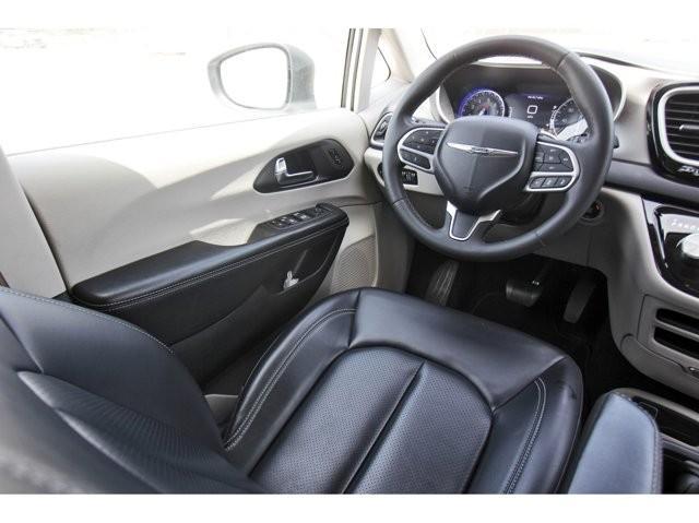 Photo of 2023 White Chrysler Pacifica