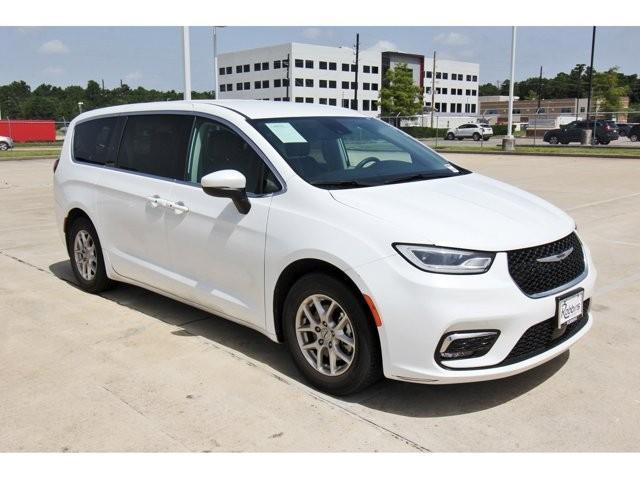 Photo of 2023 White Chrysler Pacifica