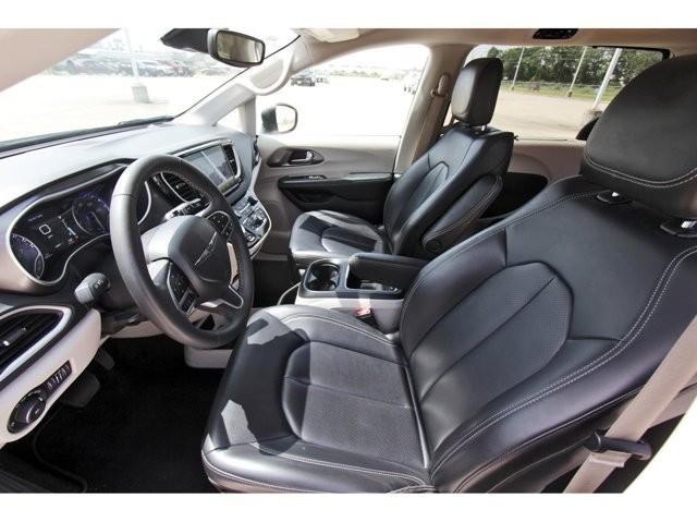 Photo of 2023 White Chrysler Pacifica