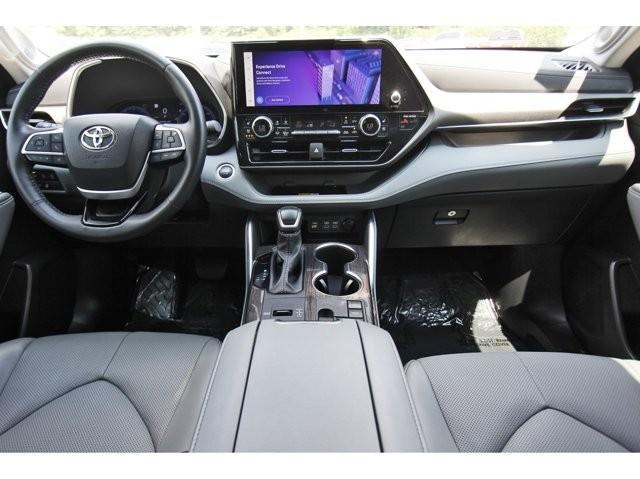 Photo of 2024 Green Toyota Highlander